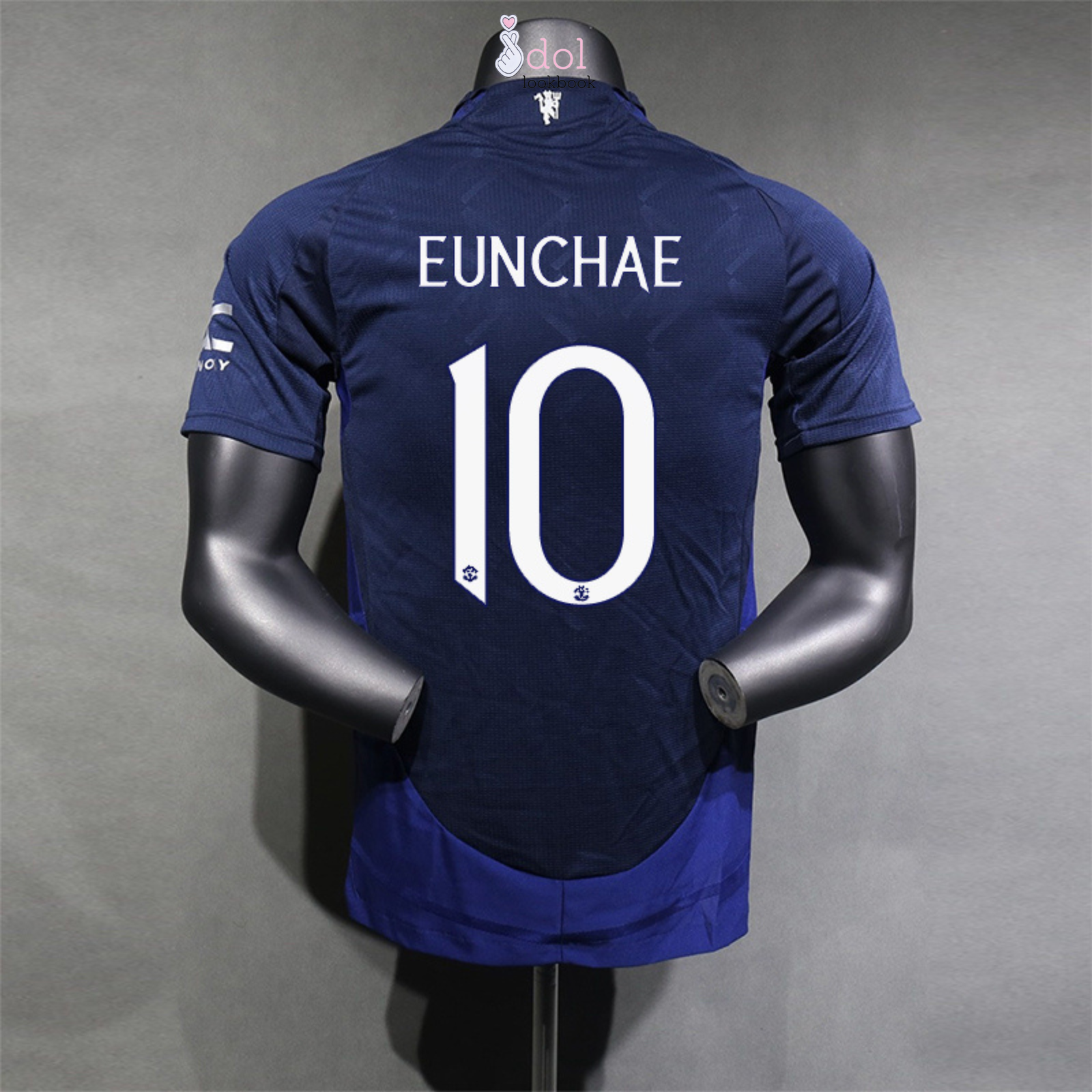 Manchester United サッカーウェア　L Le Sserafim Manchester United Jersey // Blue | IDOL LOOKBOOK